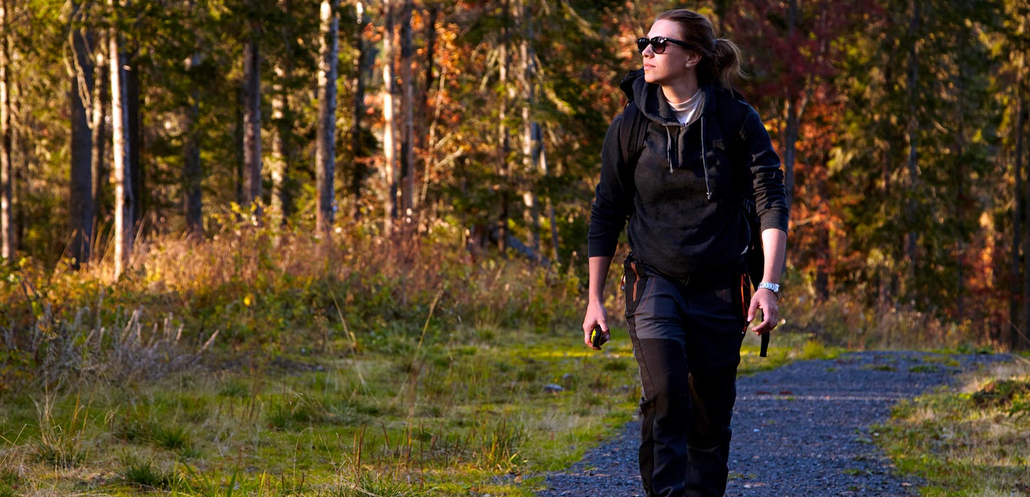Dame paa geocaching