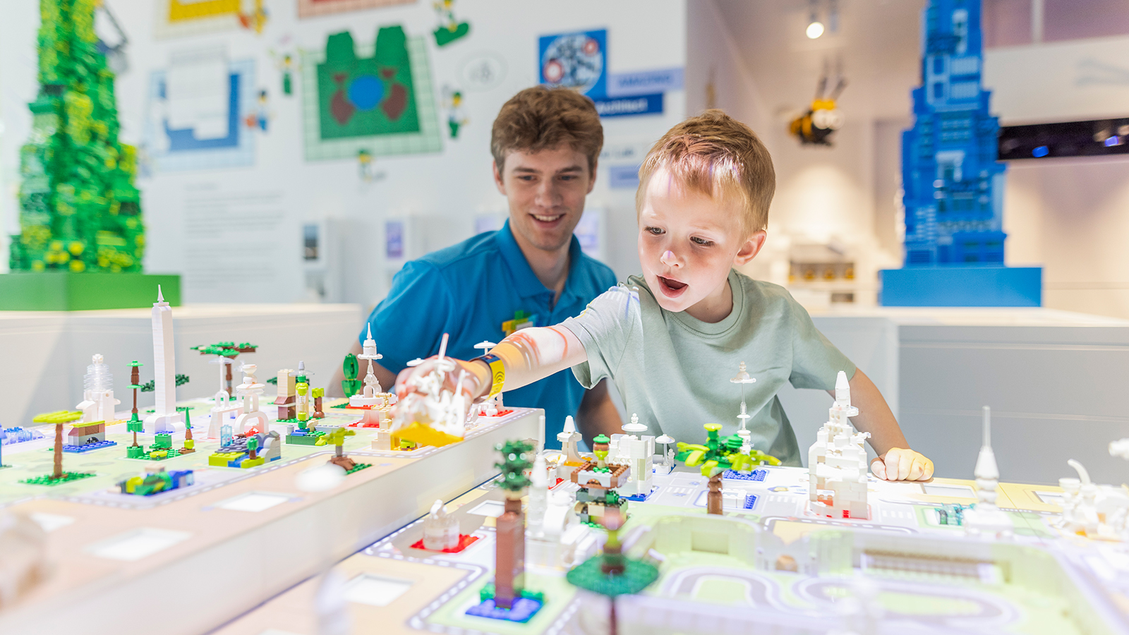 Im LEGO® House kann man zum Beispiel in die Rolle eines Stadtarchitekts bzw. einer Stadtarchitektin schlüpfen: Hier kann man bauen und herausfinden, was passiert. Im LEGOLAND Billund Resort könnt ihr während eures Urlaubs aber noch viele weitere Topattraktionen entdecken.