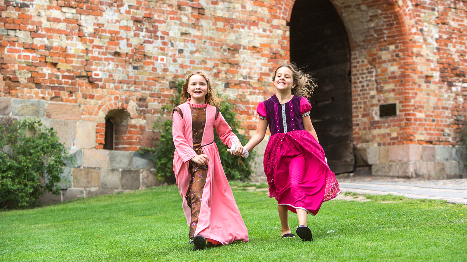 Verkleidet euch als Prinzessin, König oder Prinz. Probiert Spiele aus, wie sie früher gespielt wurden. Ein tolles Erlebnis für die ganze Familie erhaltet ihr aber auch, wenn ihr euch den rätselhaften Aufgaben „Auf königlichen Fußspuren“ widmet Genießt einen aktiven Ferientag auf dem alten Schloss im LEGOLAND® Billund Resort.
