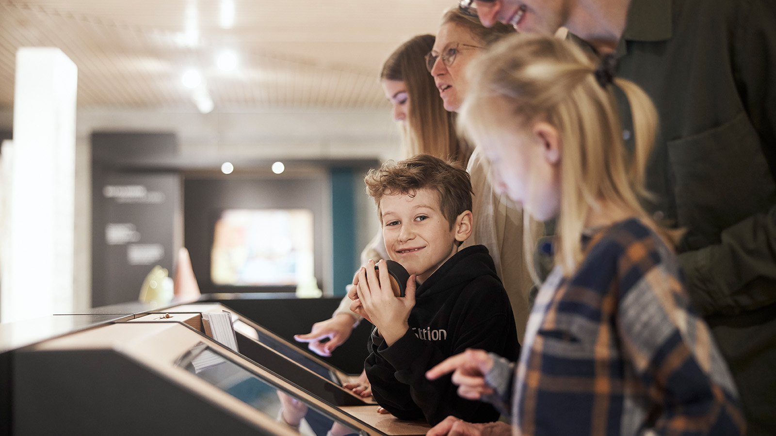 Spend a creative day at Trapholt and experience the world of art as a family. Continue the creative play at home. Have fun while immersing yourself in art and nature on the world's best family holiday at LEGOLAND® Billund Resort.