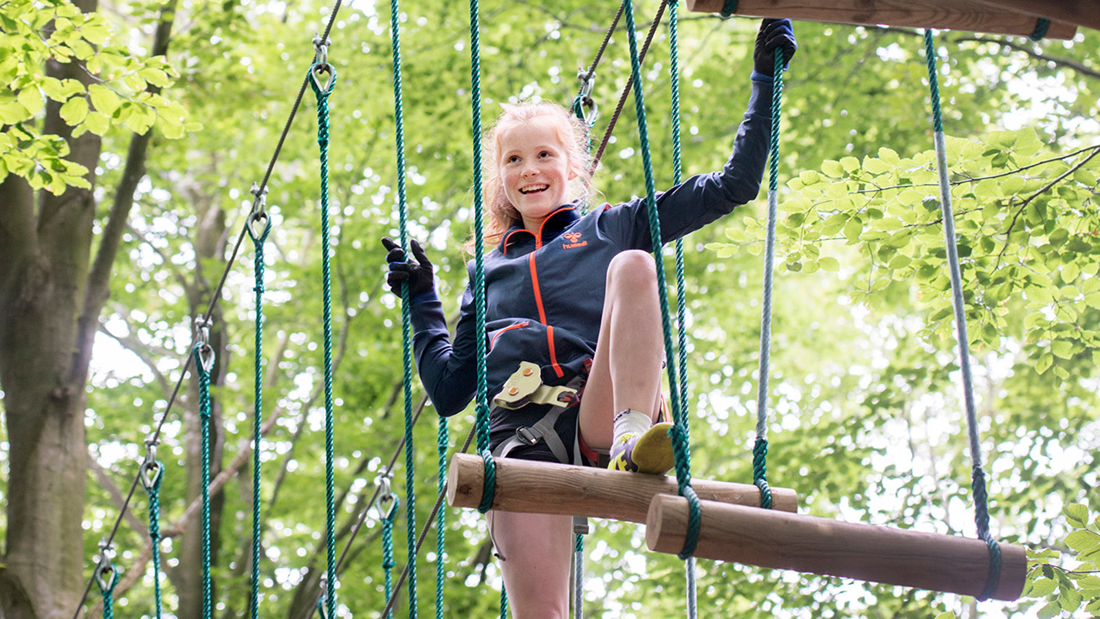 Mach es wie dieses Mädchen und geh in einem der schönen Wälder von Vejle auf eine Klettertour. Hier erwarten euch besonders lustige und familienfreundliche Kletterparcours. Verbringt einen aktiven Familienurlaub im LEGOLAND® Billund und kommt mit vielen neuen Naturerlebnissen im Gepäck nach Hause.