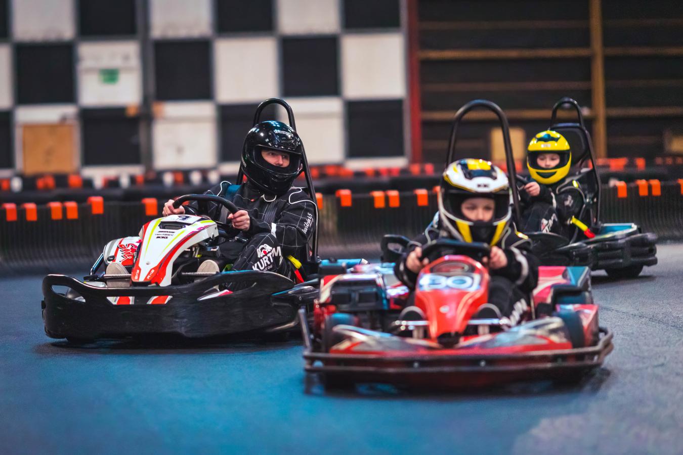 Möchtest du mit deiner Familie ein temporeiches Erlebnis erleben? Dann geht Go-Kart fahren! Kinder dürfen bereits ab 7 Jahren mitmachen. Verbringt zusammen einen aktiven Familienurlaub im LEGOLAND® Billund Resort. Hier erwarten euch sowohl drinnen als auch draußen viele Aktivitäten für die ganze Familie.