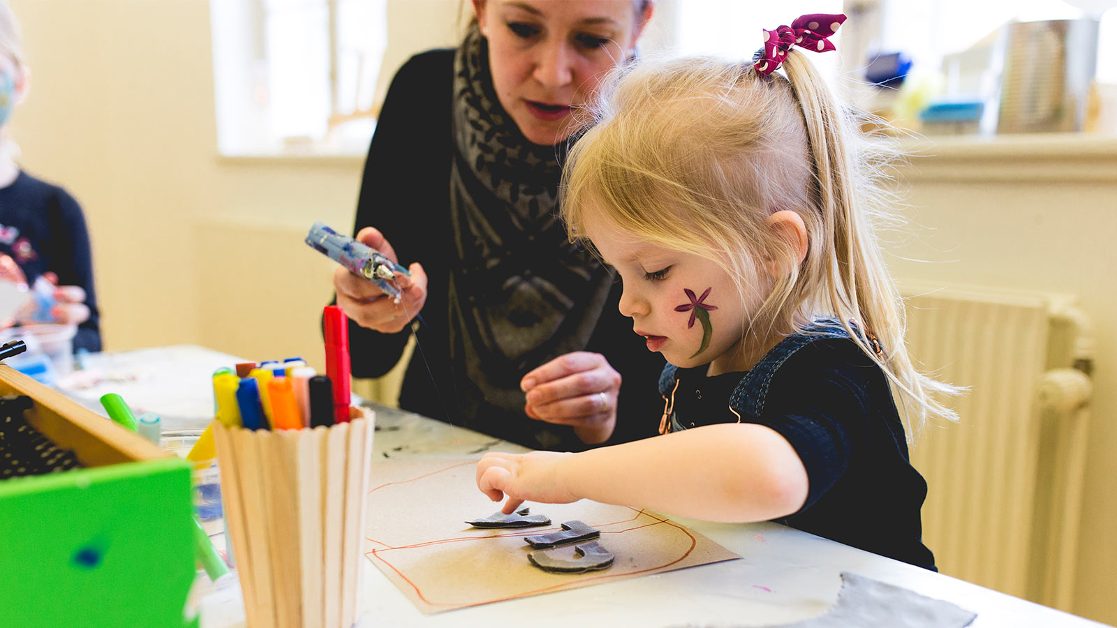 Lebe dich wie dieses Mädchen kreativ aus. Im Erlebnishaus Nicolai für Kinder kann man kleben, schneiden und malen. Man kann aber auch an Seilen klettern und mit Kissen bauen. Erkunde zudem den Sinnesraum und vieles mehr. Ein wunderbarer Tag im weltbesten Familienurlaub de im LEGOLAND® Billund Resort.