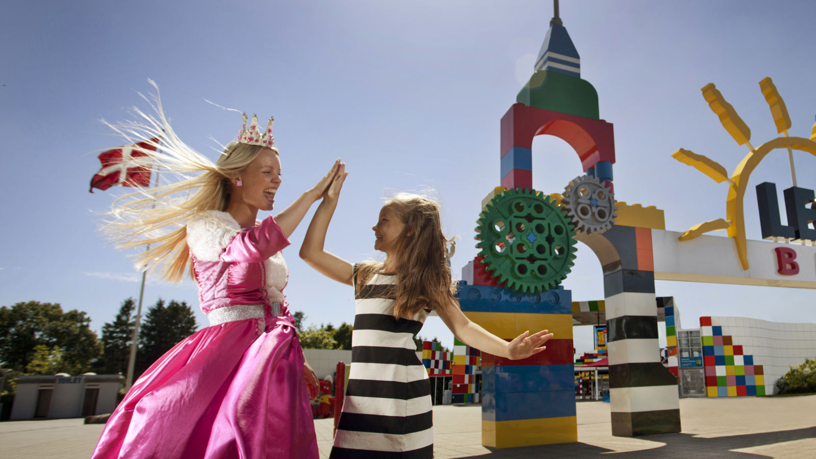 Tretet durch das LEGOLAND® Portal in einen magischen LEGO® Park. Gebt den Prinzessinnen ein „High Five“ oder unternehmt eine Fahrt mit einem der vielen Fahrgeschäfte oder eine der Rutschen, die sicherlich für Nervenkitzel sorgen. Genießt euren Tag im besten Familienurlaub der Welt.