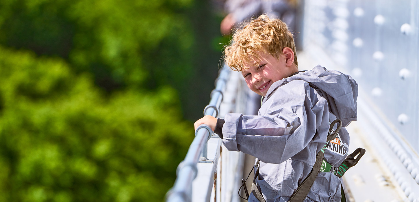 Unternimm einen Spaziergang auf der 60 Meter hohen Brücke und beobachte die Schiffe, die unter ihr hindurchfahren. Vielleicht entdeckt ihr ja sogar einen Schweinswal! Verbringt einen aktiven Familienurlaub im LEGOLAND® Billund Resort und kommt mit vielen Naturerlebnissen im Rucksack nach Hause.