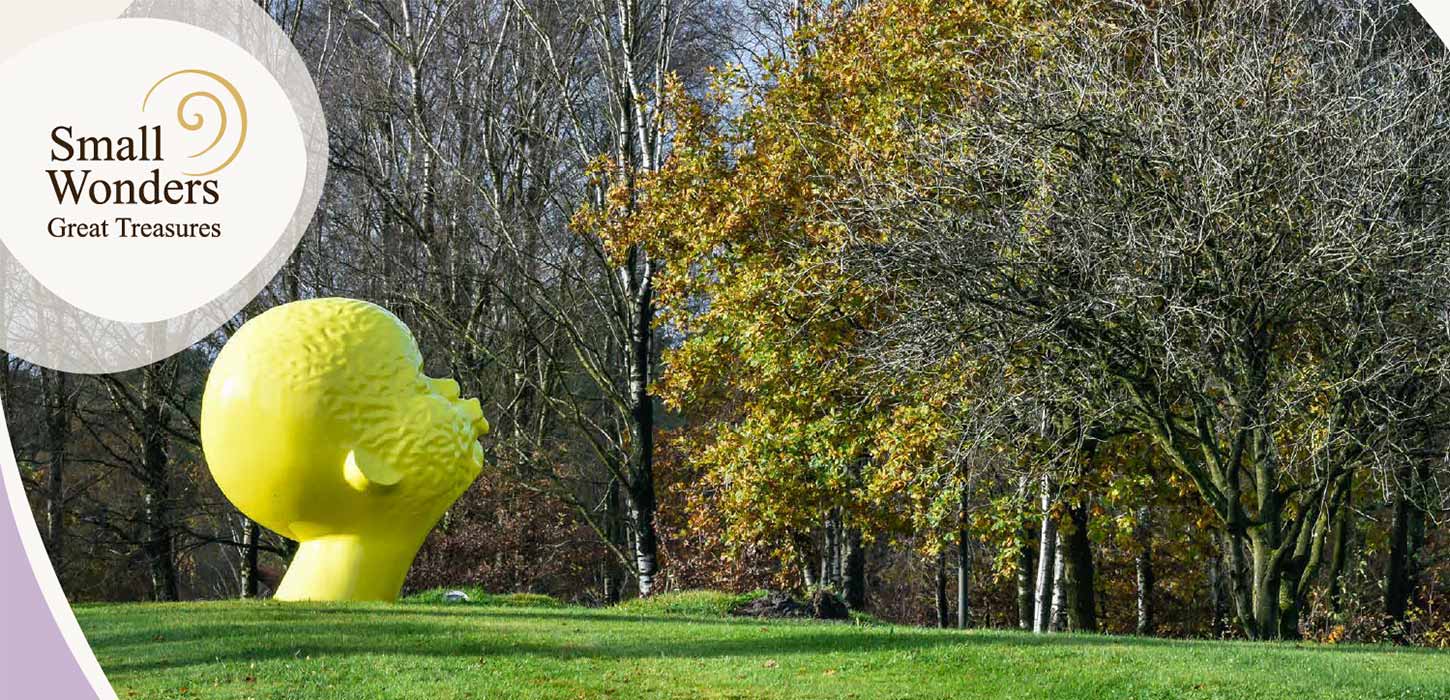 Stor gul kunstskulptur i efterårslandskab på Kunstruten, en del af Small Wonders.