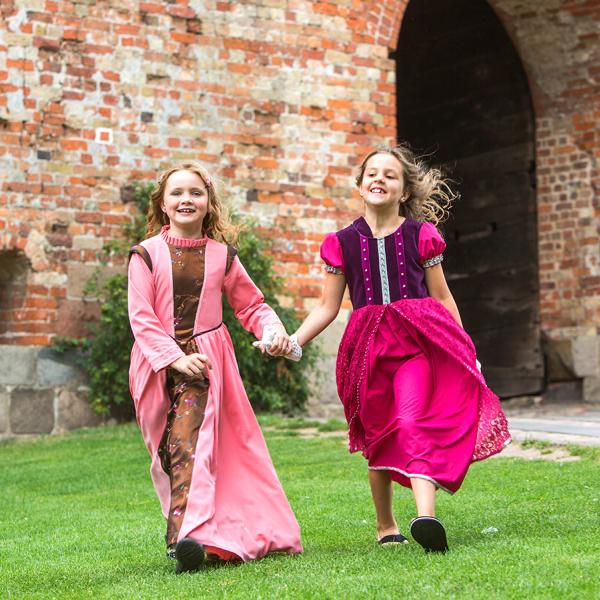 Dress up as a princess, king or prince. Try out games from the old days. Or take on the 'Walk in the footsteps of royalty' challenges for a great family experience. Enjoy an active day out at the old castle located at LEGOLAND® Billund Resort.