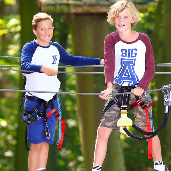 Do what the boys in the picture are doing. Try one of the many courses in the climbing park surrounded by beautiful scenery. The courses have multiple levels of difficulty, so even children as young as 4 years old can join in.