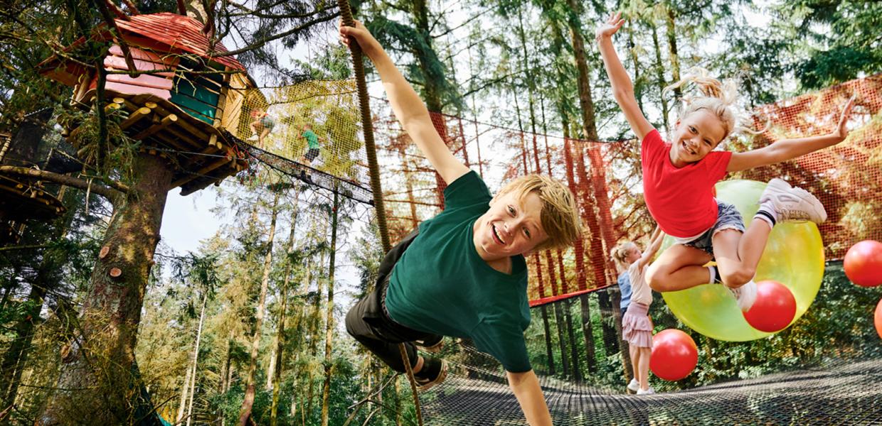 Discover the marvellous forest at WOW Park. Swing, like this boy, from treetop to treetop. Or jump on the giant balls in the gigantic net.