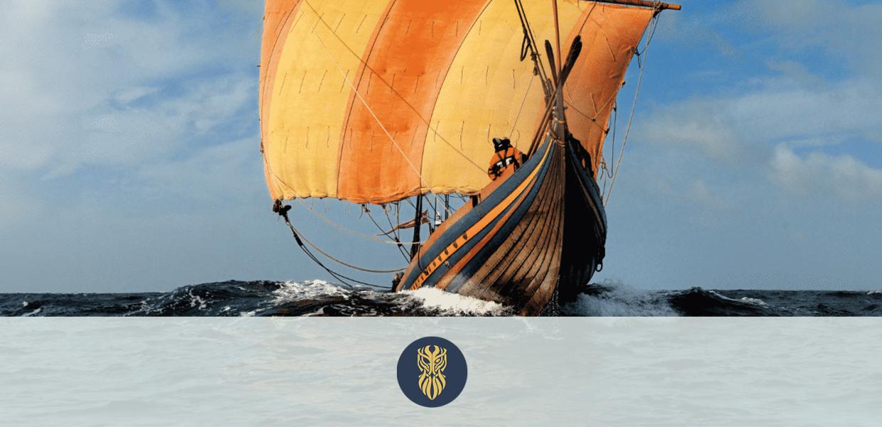 Vind blæser i det gule og orangestribede sejl på vikingeskibet, der er på testsejlads fra Roskilde Vikingemuseum.