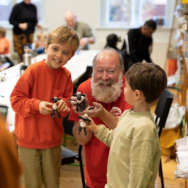 These children here have made funny clay figures. Children and adults can paint, saw and glue in the creative workshops, or even dress up. Or enjoy a fun climbing trip in the sensory room.
