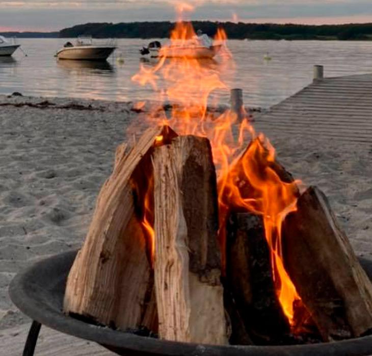 Hygge med baal paa stranden 